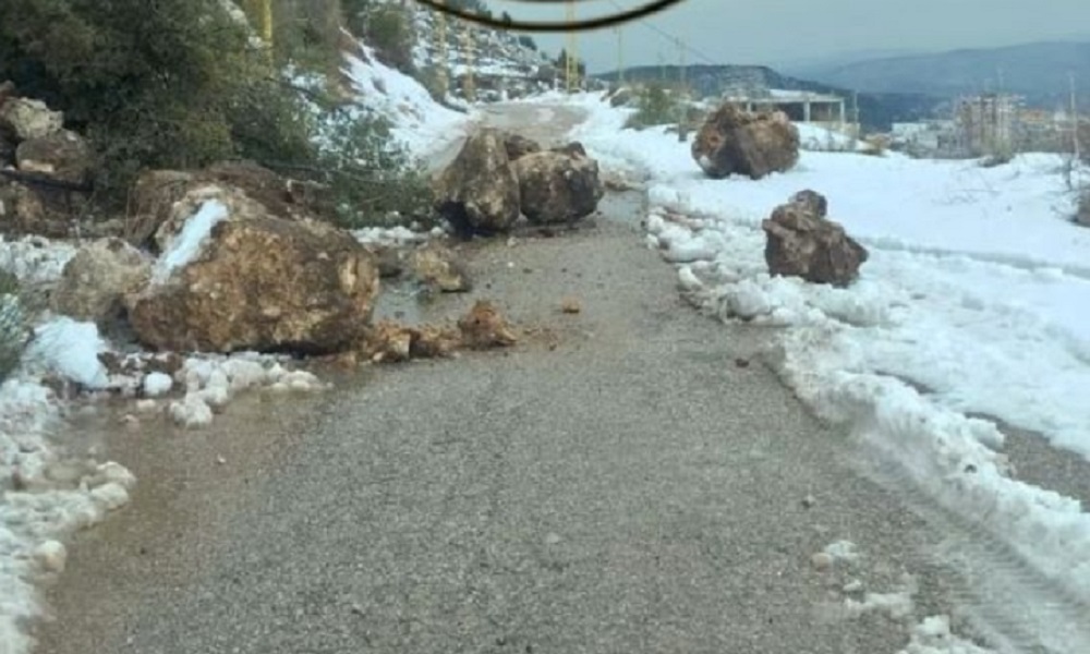 انهيار صخري يقطع طريق عاصون-بقاعصفرين في الضنية