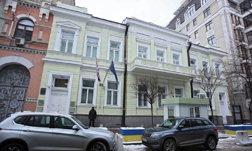 إزالة العلم البريطاني عن مبنى السفارة البريطانية في كييف