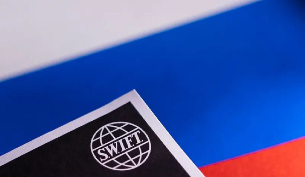 الاتحاد الأوروبي يفصل 3 بنوك روسية عن “سويفت”