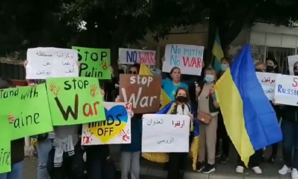 الأوكرانيون في لبنان يحتجّون ضد القصف الروسي (فيديو)