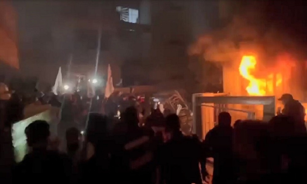 العراق… محتجون يحرقون مقر “الديمقراطي الكردستاني”