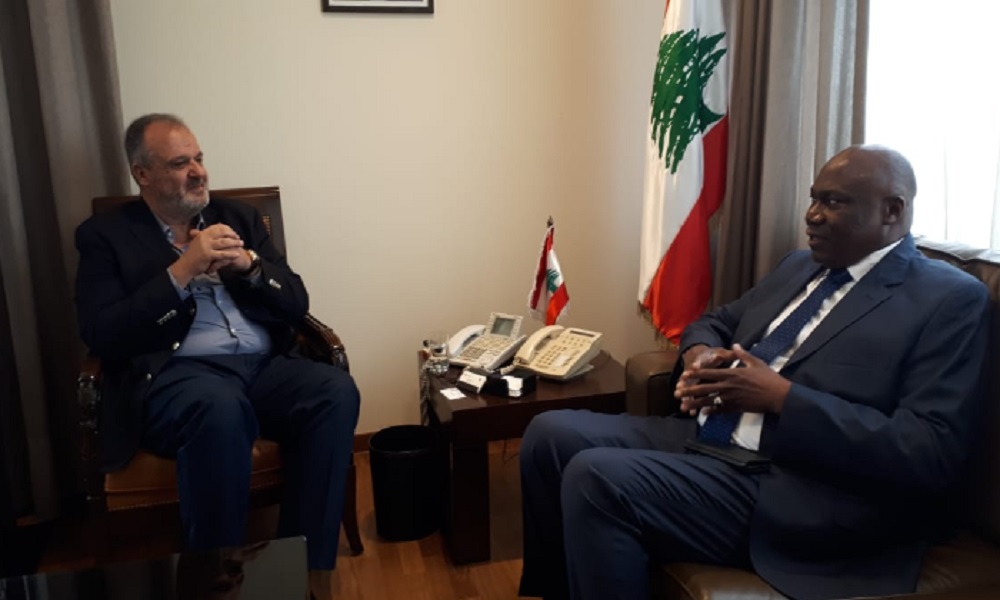 بوشكيان عرض مع سفير ساحل العاج العلاقات الاقتصادية