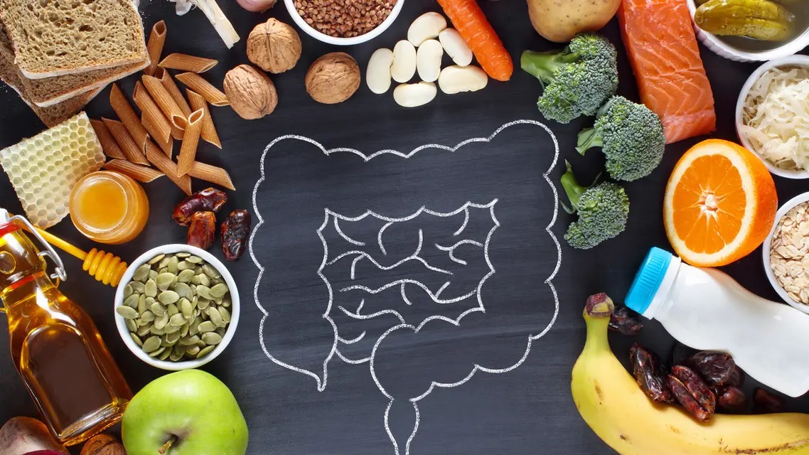 ما هي أفضل العادات الغذائية لتحسين صحة الجهاز الهضمي؟