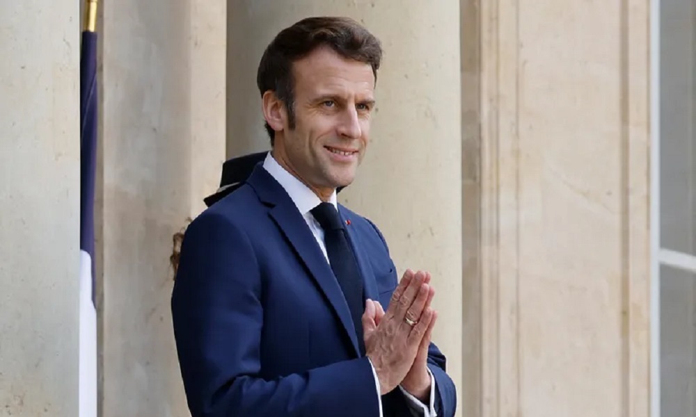الرئيس الفرنسي يزور الجزائر “لإحياء الشراكة”