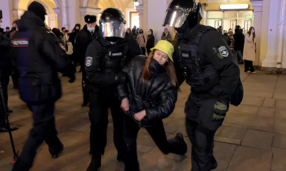 روسيا… اعتقال 1100 شخص خلال تظاهرات ضد الحرب بأوكرانيا