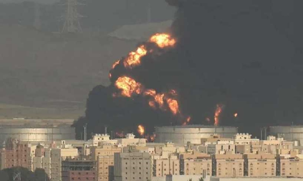 حريق هائل… هجوم حوثي على منشأة نفطية في السعودية (فيديو)