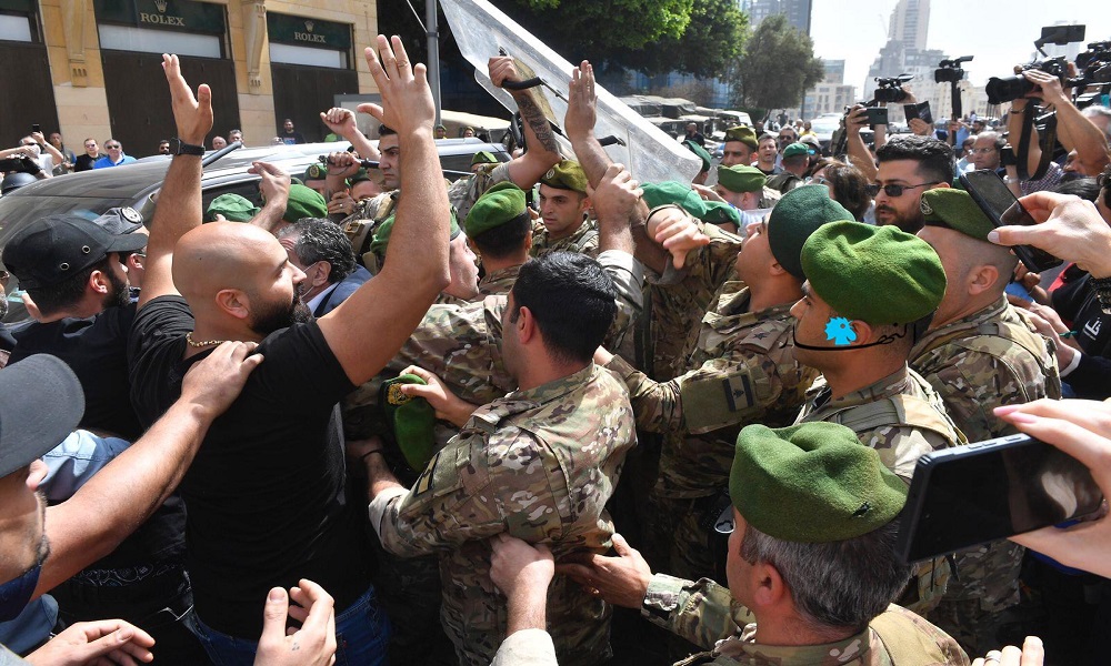 بالصور… إشكال واعتداء على سيارة نقيبة محامي طرابلس!