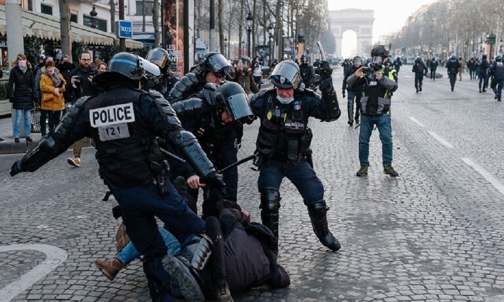 بالفيديو: شرطي فرنسي يوجّه لكمة عنيفة لمتظاهر!