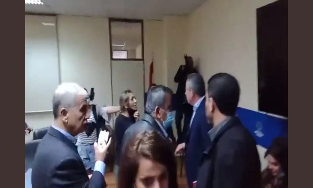 بالفيديو- تحطيم صورة عون في وزارة الطاقة: “لا يمثلنا!”