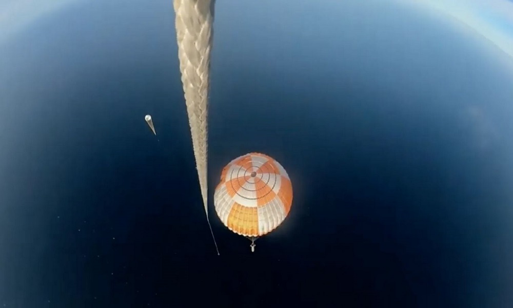 بالفيديو: مروحية تلتقط صاروخا يسقط نحو الأرض