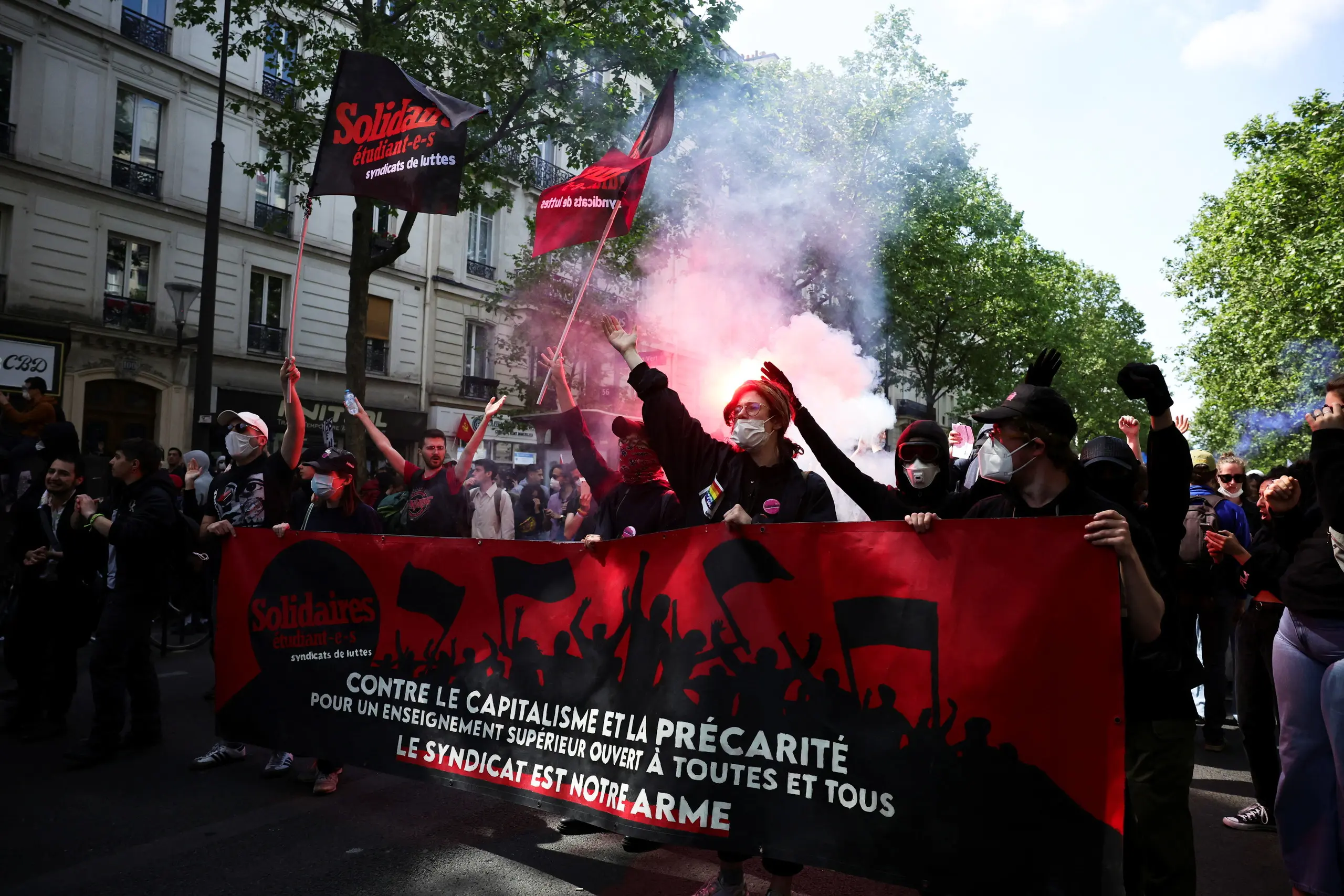 عيد العمال في فرنسا: تظاهرات وإضرام النار بشوارع باريس