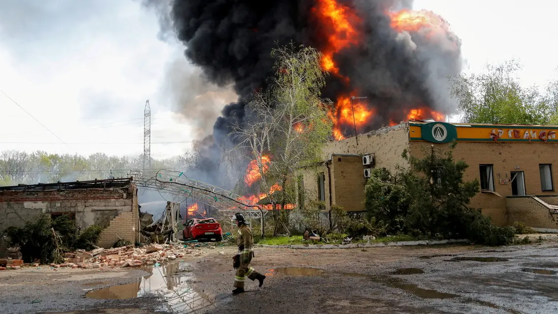 خمسة قتلى وسبعة جرحى في قصف لموقف حافلات في أوكرانيا