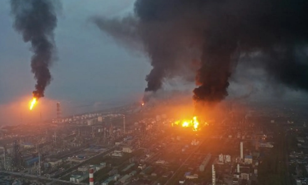 قتيل بحريق مصنع للمواد الكيميائية في شنغهاي (فيديو)