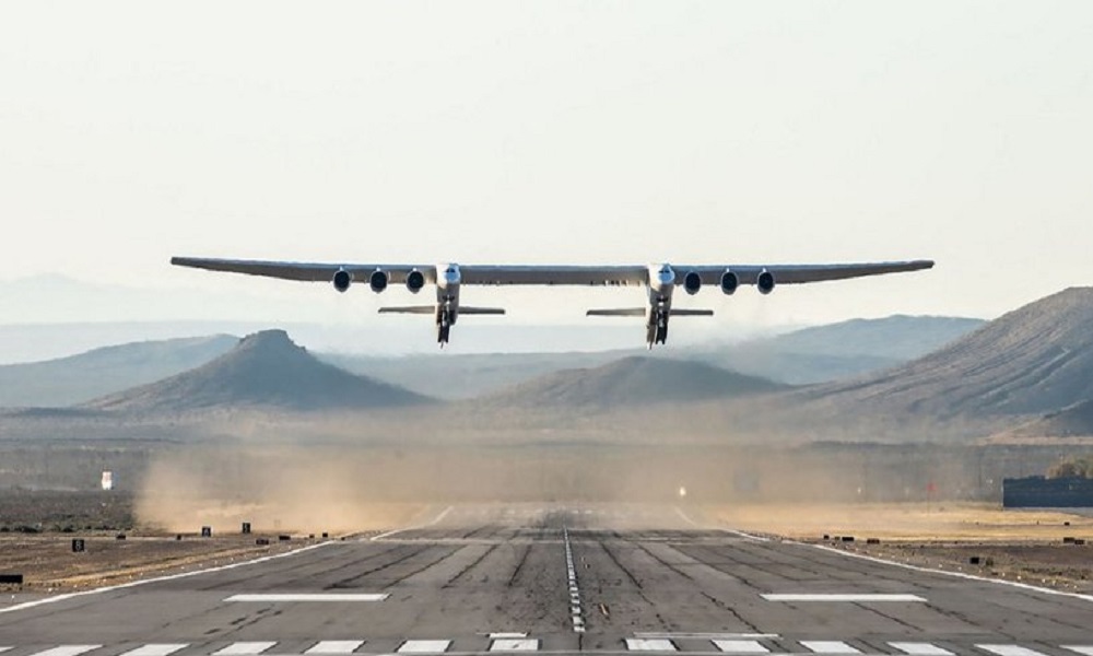 أكبر طائرة في العالم تحلّق إلى ارتفاع قياسي (فيديو)
