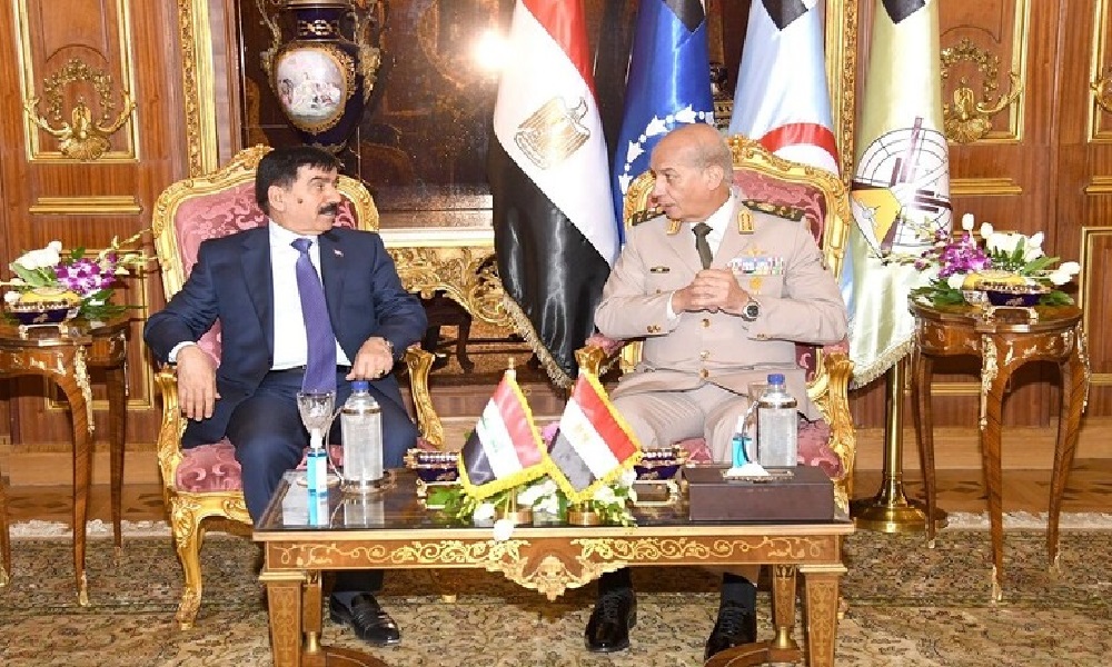 بحث في التعاون العسكري بين وزيري الدفاع المصري والعراقي