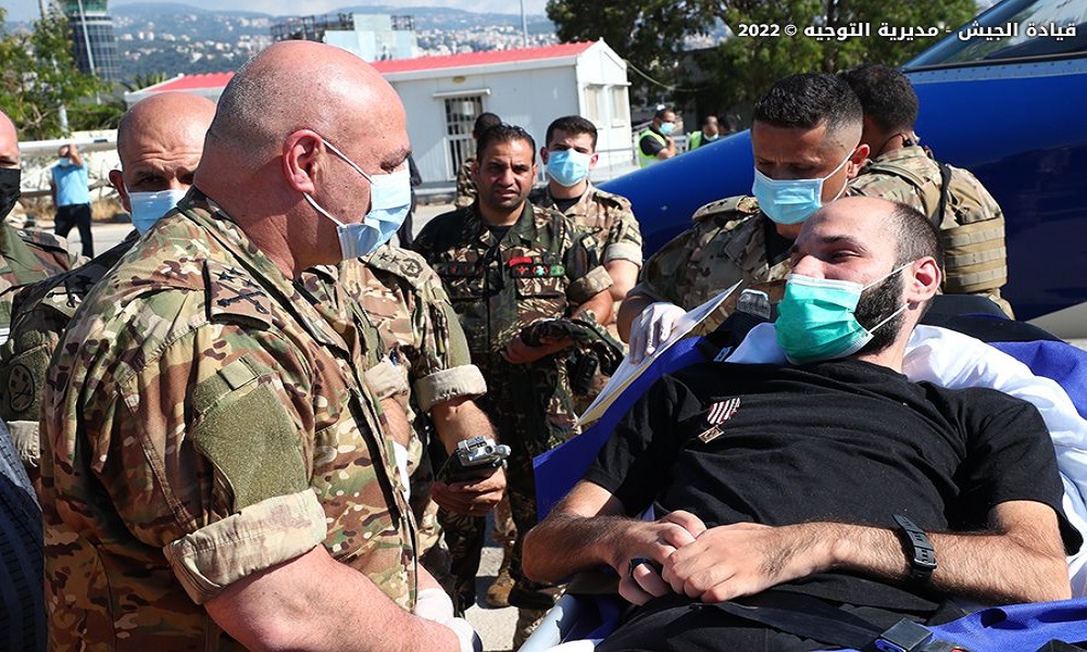 قائد الجيش استقبل العريف حسين شعيب في المطار