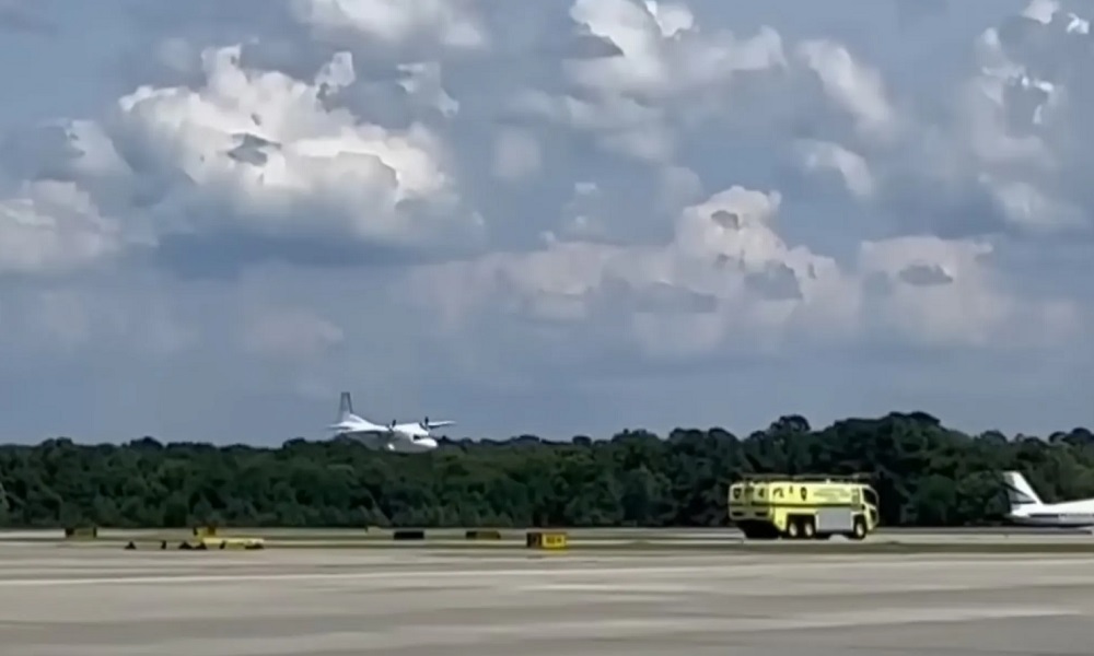 بالفيديو: وفاة مساعد طيار بعد سقوطه من طائرة