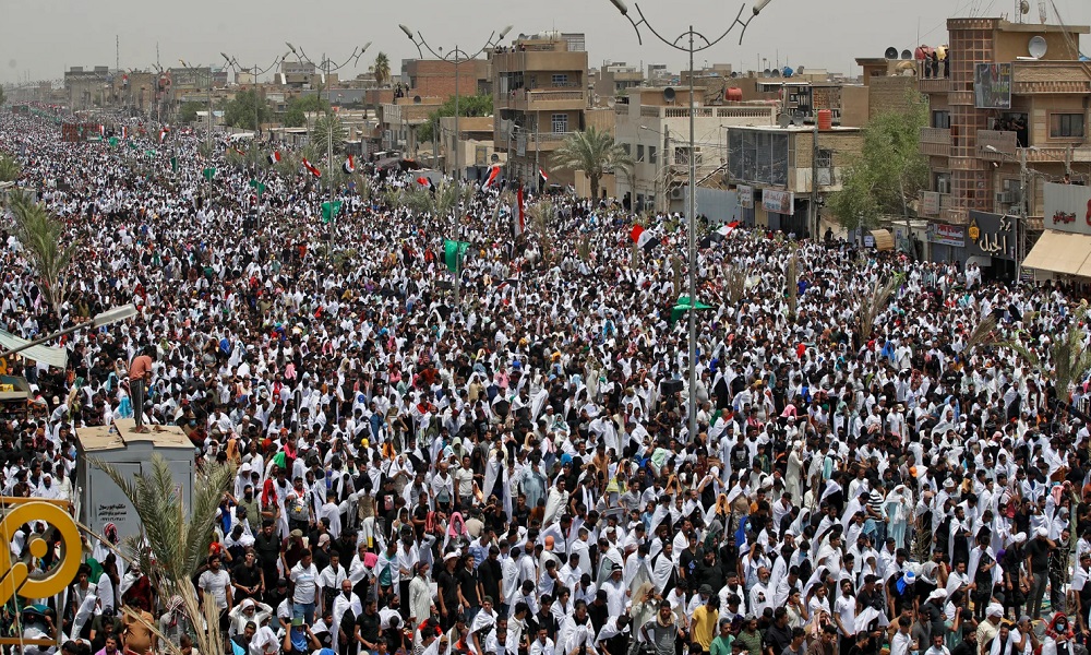 حشود من أنصار الصدر بشوارع بغداد
