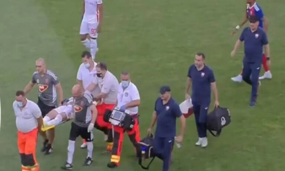 بالفيديو: لاعب ينقذ زميله من الموت خلال مباراة