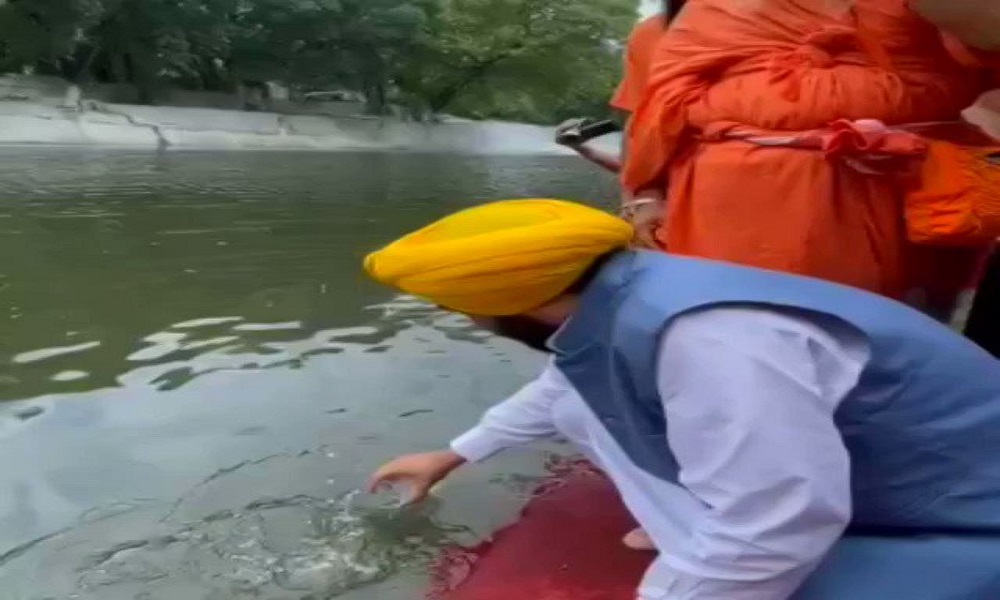 سياسي هندي يتسمم من مياه نهر “مقدس” (فيديو)
