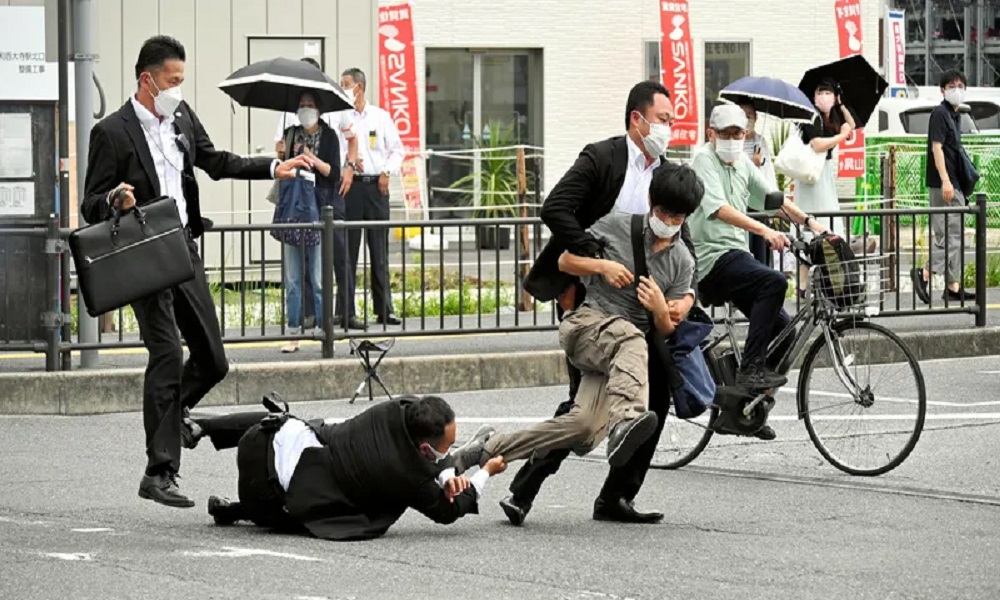 من هو منفذ عملية اغتيال رئيس وزراء اليابان السابق؟