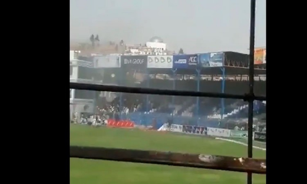 بالفيديو: إلقاء قنبلة يدوية على ملعب خلال مباراة