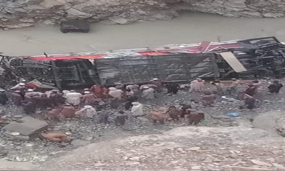 ضحايا بسقوط حافلة في واد عميق في باكستان
