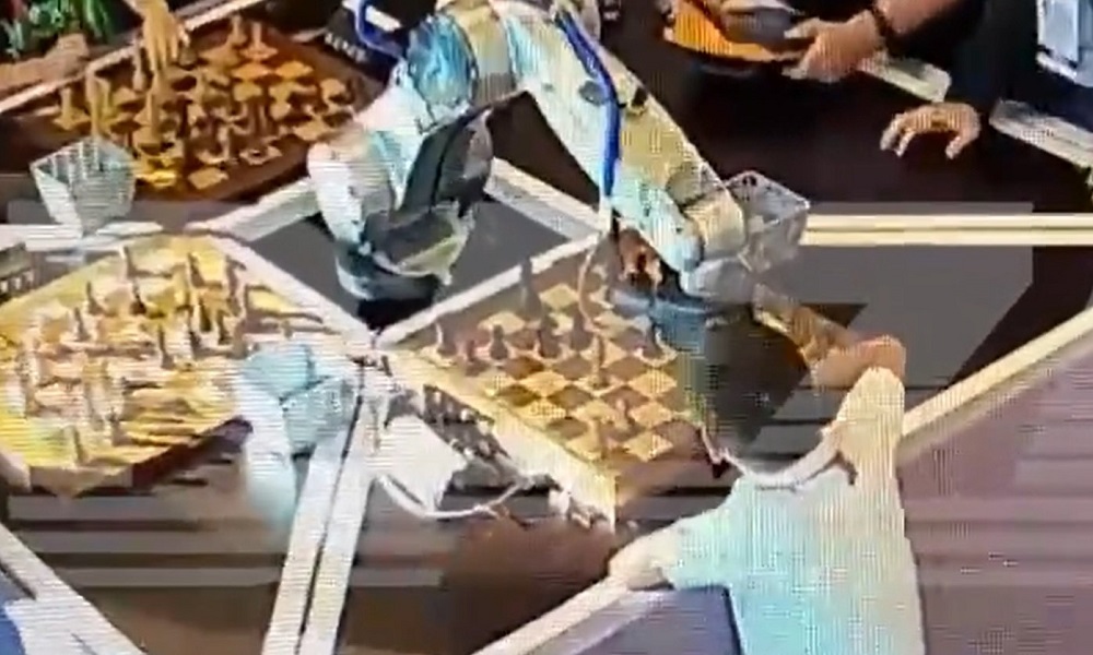 بالفيديو: روبوت “ينقض” على طفل خلال مباراة شطرنج