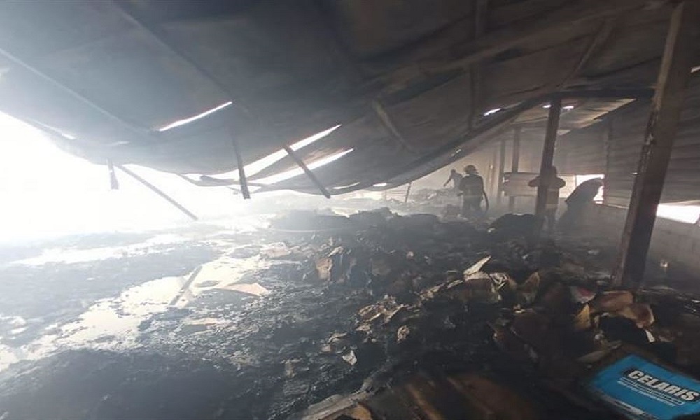 بالصور- حريق داخل مستودع في الشويفات