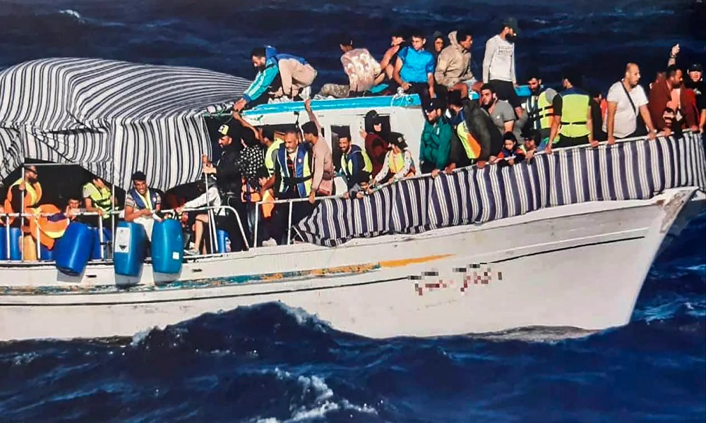 انتشال 30 مهاجراً قبالة جزيرة كريت اليونانية