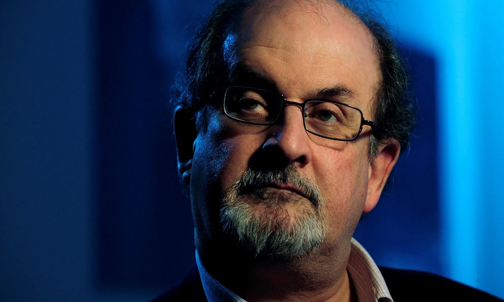 قبل أسبوعين من الهجوم عليه.. سلمان رشدي كشف ما يقلقه