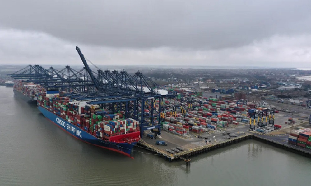 أكبر ميناء حاويات في بريطانيا يواجه “الشلل”