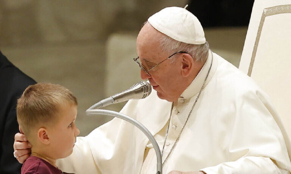 بالفيديو: طفل يقاطع البابا فرنسيس خلال عظته