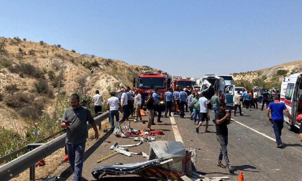 في تركيا… حادث سير مروع يخطف 16 شخصًا! (فيديو)