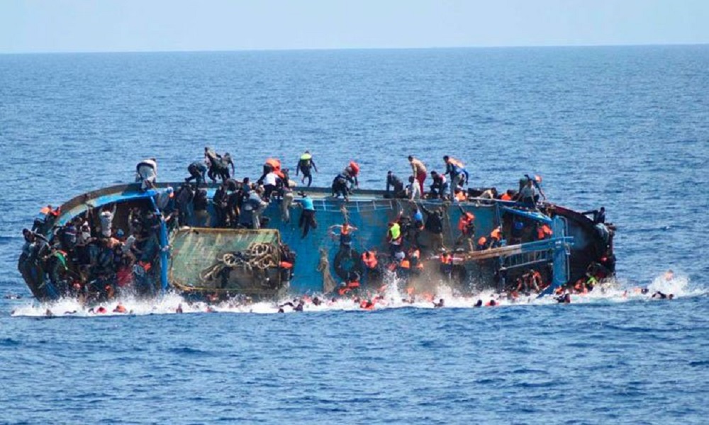 مقتل 40 مهاجرًا قبالة السواحل الإيطالية