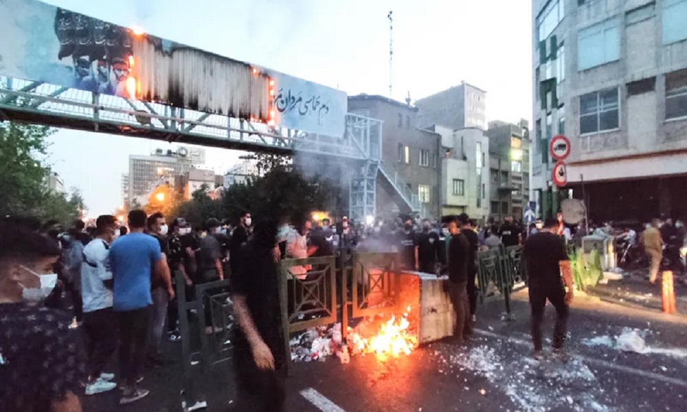 بالفيديو: اعتداء وحشي للشرطة الإيرانية بحقّ الطلاب في طهران