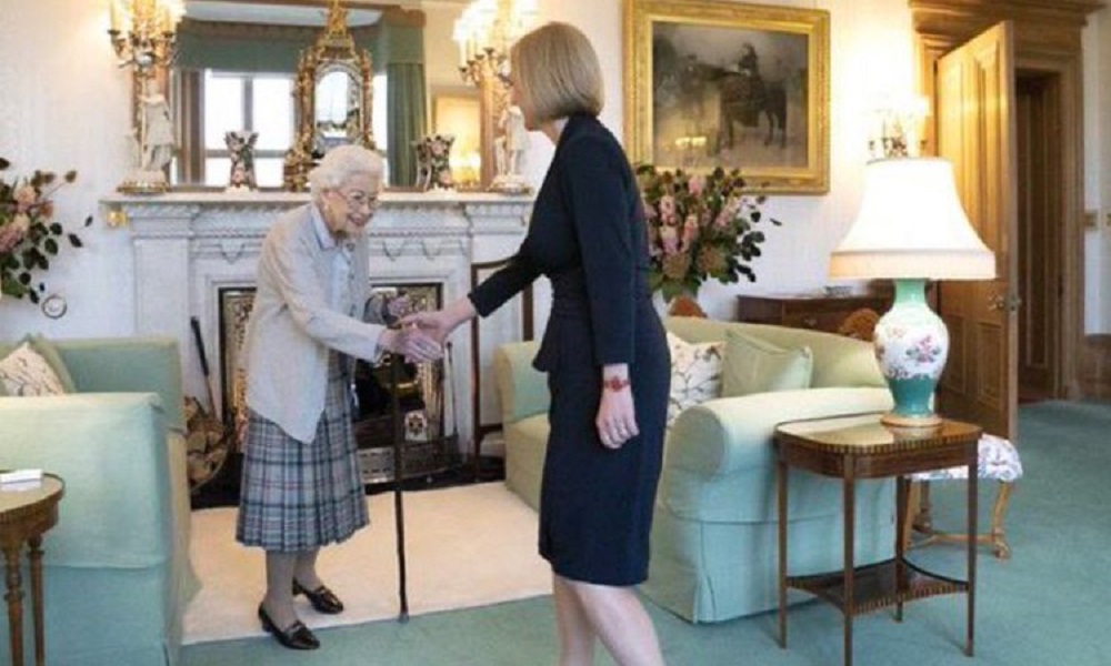 رسمياً… ليز تراس تتسلّم رئاسة وزراء بريطانيا
