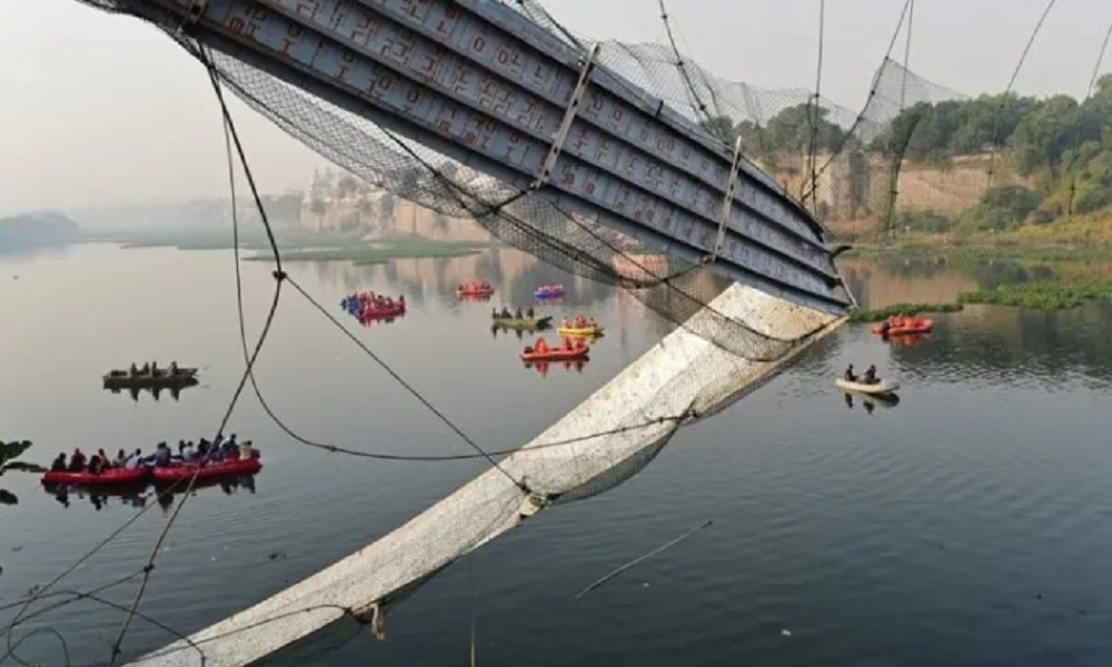 ارتفاع عدد قتلى انهيار جسر في الهند إلى 132