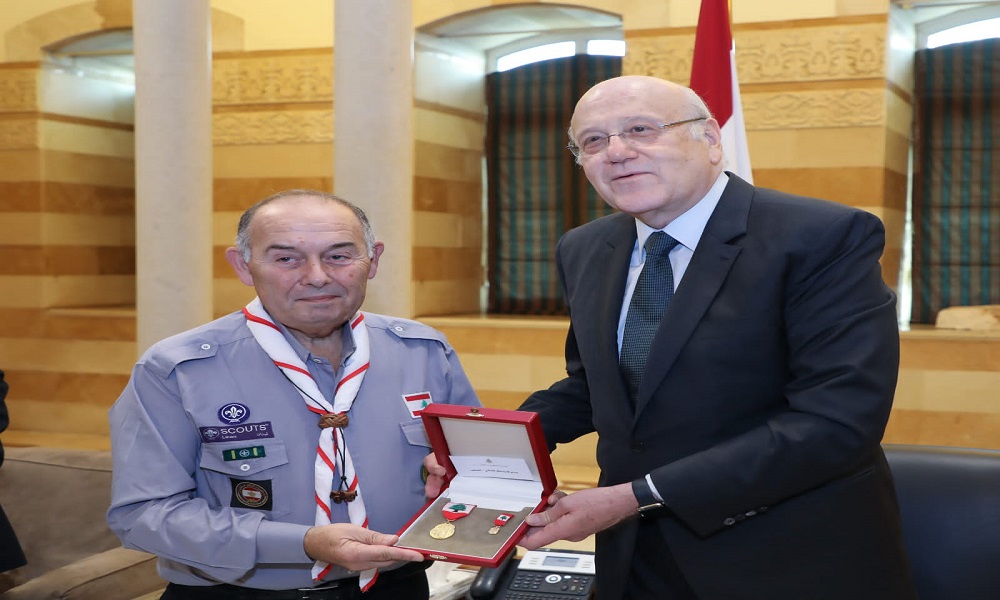 ميقاتي يمنح اتحاد كشّاف لبنان وسام الاستحقاق المذهّب
