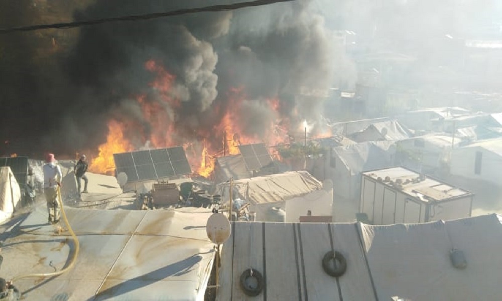 بالفيديو: حريق هائل بمخيّم للنازحين في عرسال!