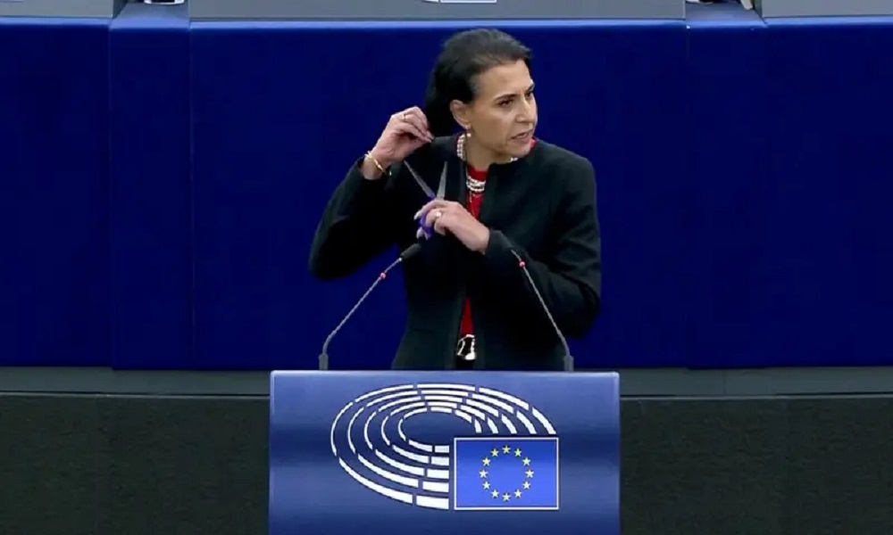 بالفيديو: برلمانية أوروبية “تقص” شعرها تضامنًا مع الإيرانيات