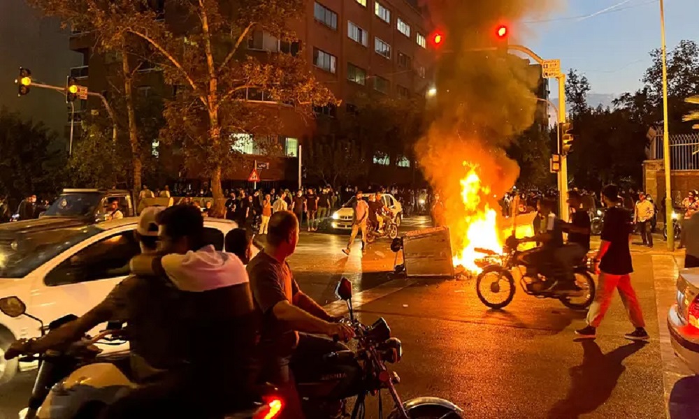 التظاهرات الليلية تعمّ إيران: “هذا عام دم وسيُطاح المرشد”