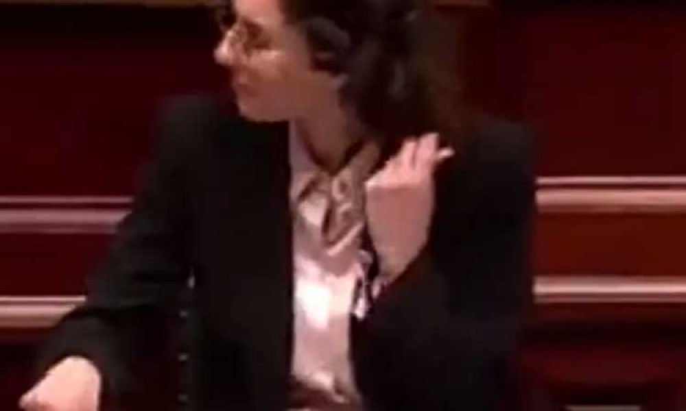 بالفيديو: وزيرة أوروبية تقص شعرها دعماً لنساء إيران
