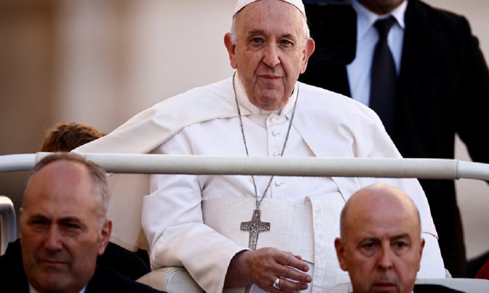 من يصحح دبلوماسيا اعتبار البابا النازحين لاجئين سياسيين؟