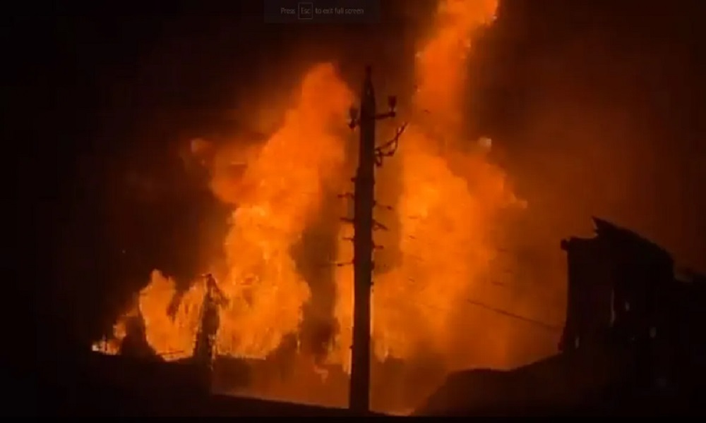 بالفيديو: حريق كبير في بغداد.. ومحاولات لإخماده