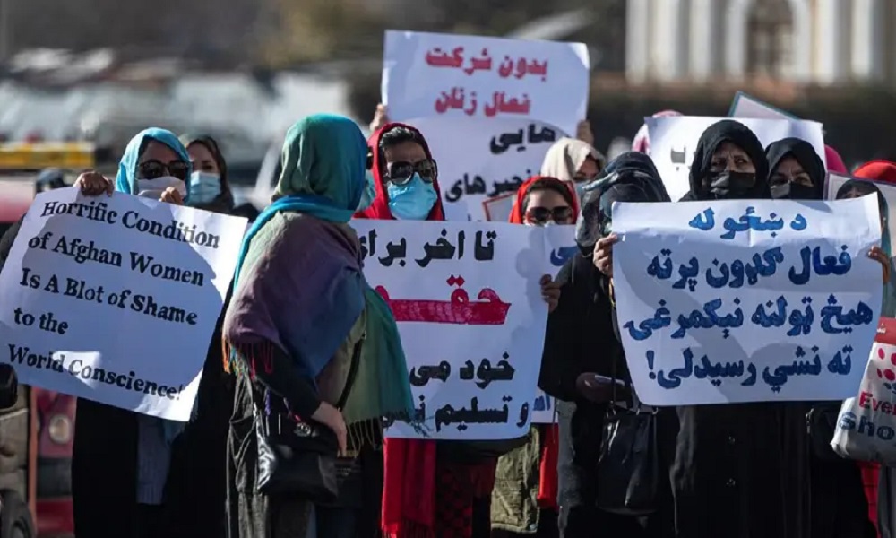 “لن نستسلم”… أفغانيات يتظاهرن في كابل!