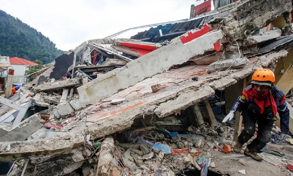 انزلاقات جديدة في إندونيسيا… مقتل 15 شخصًا وفقدان العشرات