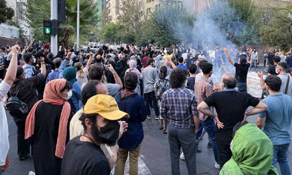 الحرس الثوري يتوعد المحتجين بإيران