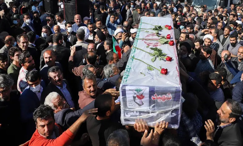 هتافات ضد خامنئي خلال جنازة في إيران