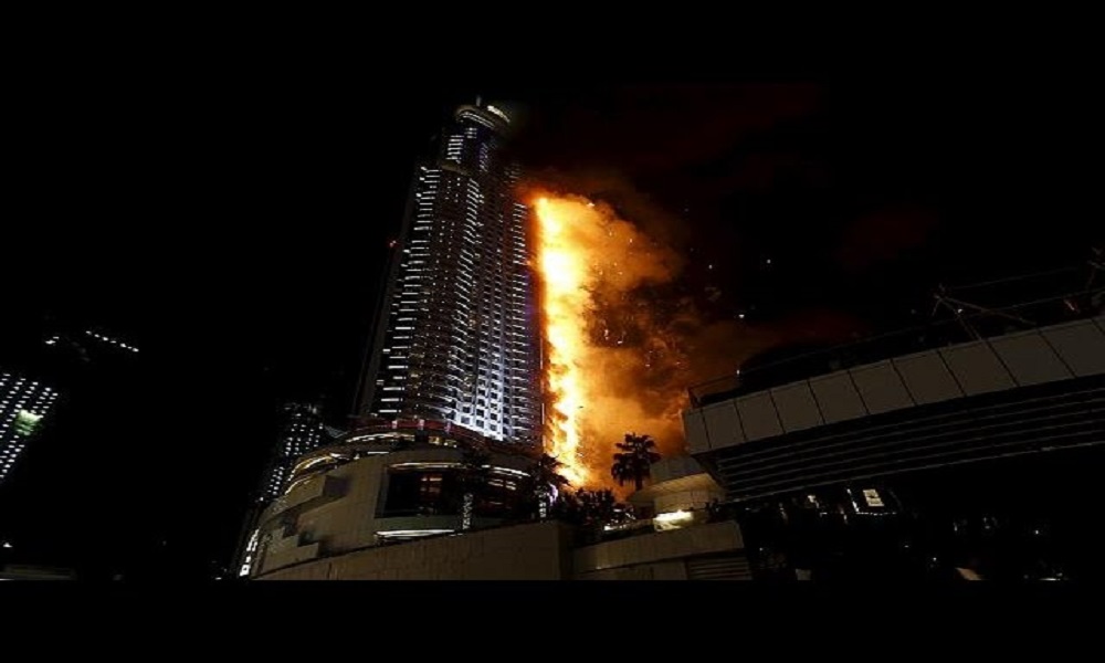 بالفيديو: حريق في ناطحة سحاب قرب برج خليفة 